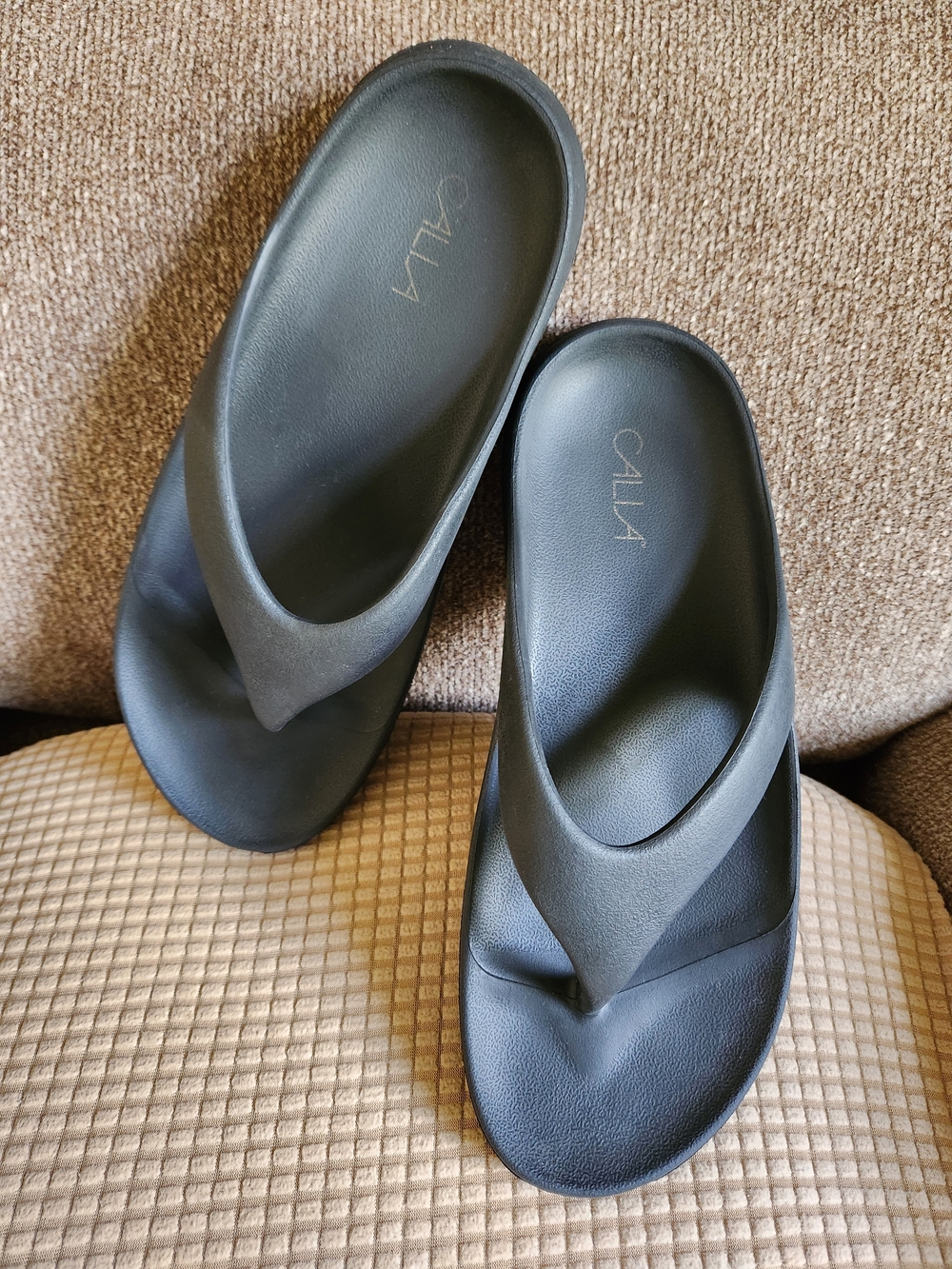 Cala WOMENS Black Foam Flip Sandals size 9